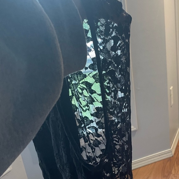 Finn & Clover Lace Dress - Picture 7 of 8